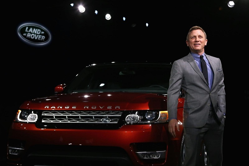 Agent 007 Daniel Craig Drove the New 2104 Range Rover Sport into the Party 