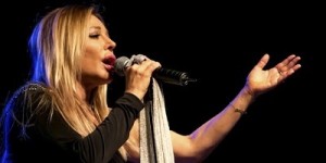 Taylor Dayne Performs for Wedding